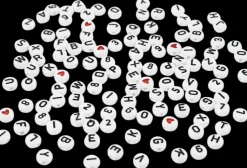 Ei merkkiä Askartelutarvikkeet-Kirjainhelmet, Valkoinen, Koko 7 Mm, Aukon Koko 1,2 Mm, 25 G/ 1 Pkk