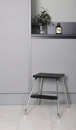 Lanka ja Muovi Eteiskalusteet-Porrasjakkara Lm 185, Kromi/Musta